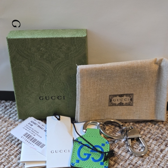 Gucci Logo Leathe Keychain - Picture 5 of 8
